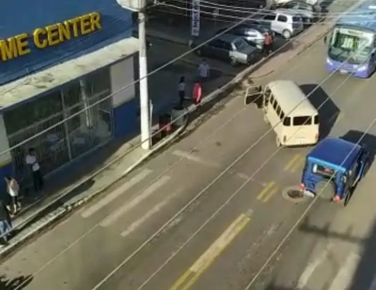 Vídeo: acidente entre carro e moto deixa dois feridos na Avenida Sílvio Avido em Colatina