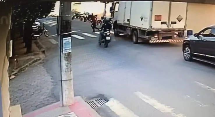 Vídeo: motociclista atropela pedestre em faixa elevada no bairro Maria das Graças, em Colatina