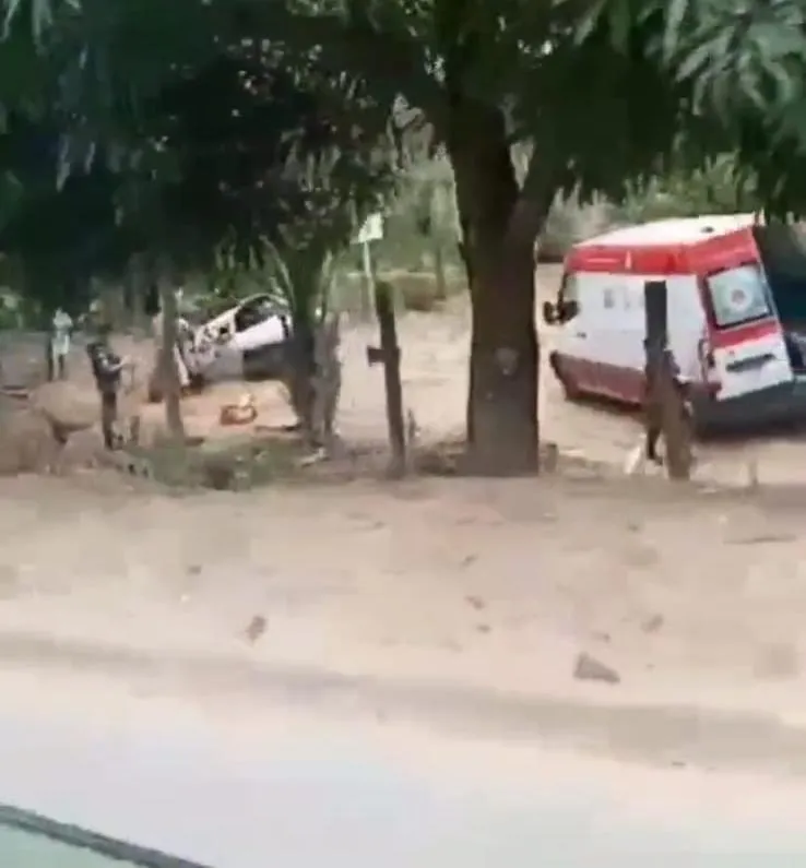 Carro com quatro pessoas capota entre Barbados e Baunilha, em Colatina