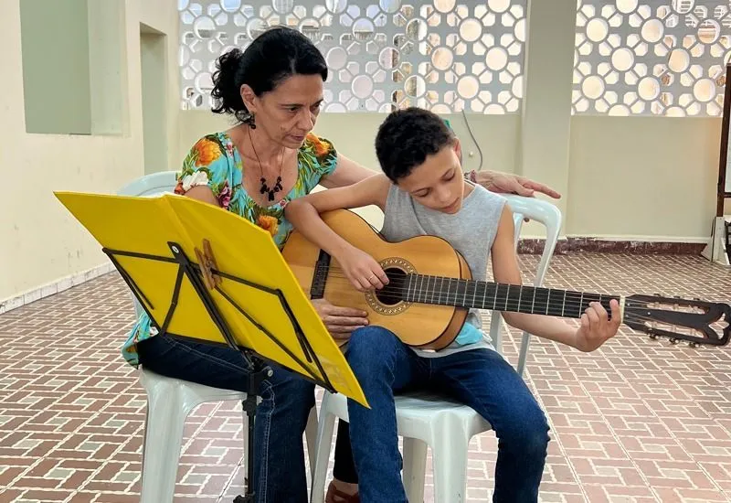 Quer iniciar a semana com aulas gratuitas de música e canto em Colatina? Saiba como