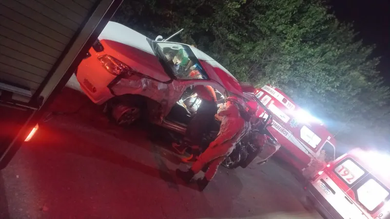 Motorista é levado para hospital após colisão entre carro e micro-ônibus próximo a entrada de São Gabriel de Baunilha, em Colatina
