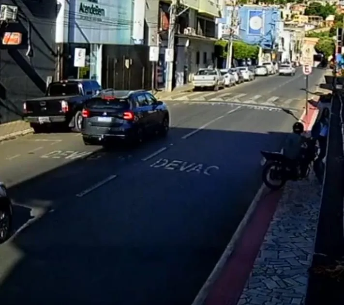 VÍDEO: mulher é atropelada na calçada por motociclista no bairro São Silvano, em Colatina