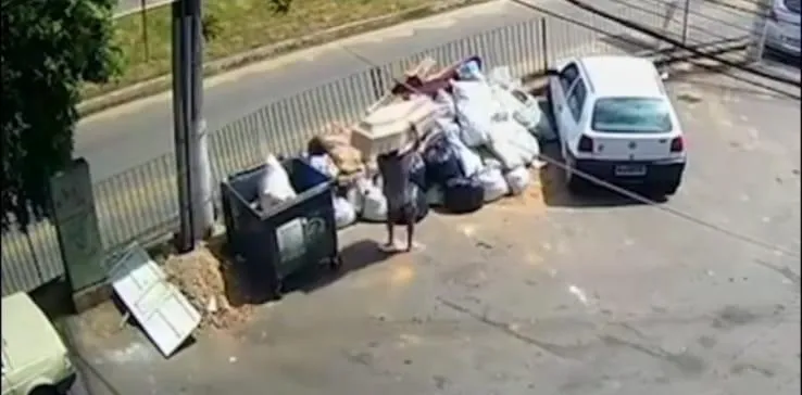 Vídeo: caixões abertos são descartados irregularmente no meio de entulho no bairro São Vicente, em Colatina