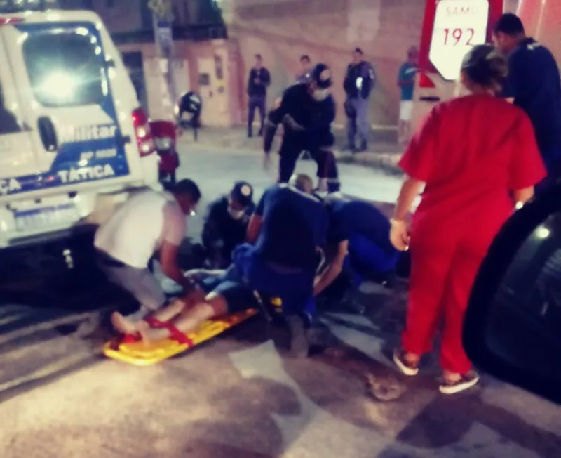 Motociclista tenta ultrapassagem e colide contra automóvel no bairro São Brás em Colatina