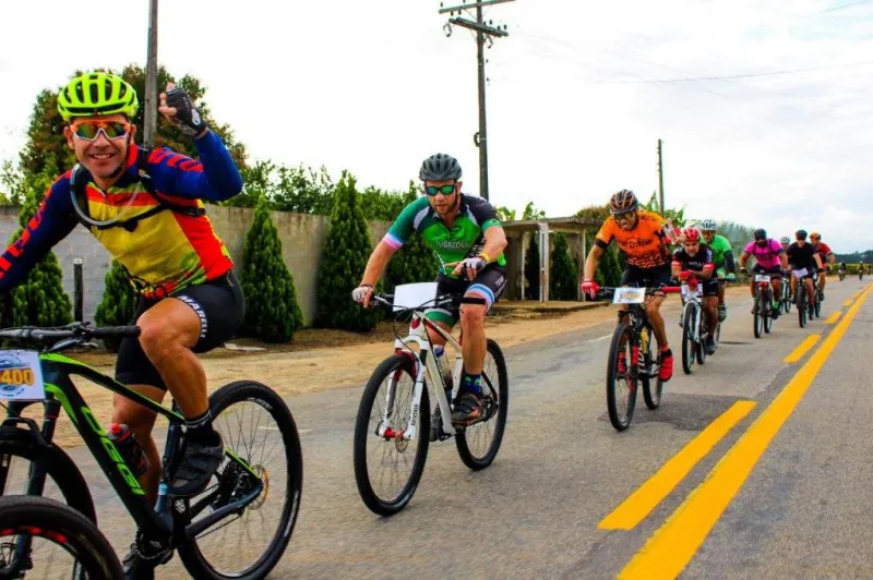Ciclistas participam de desafio de 170 km em três praias de Linhares