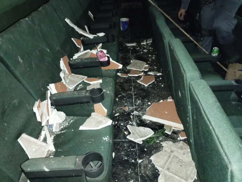 Parte do teto de cinema desaba em Colatina e três pessoas ficam feridas