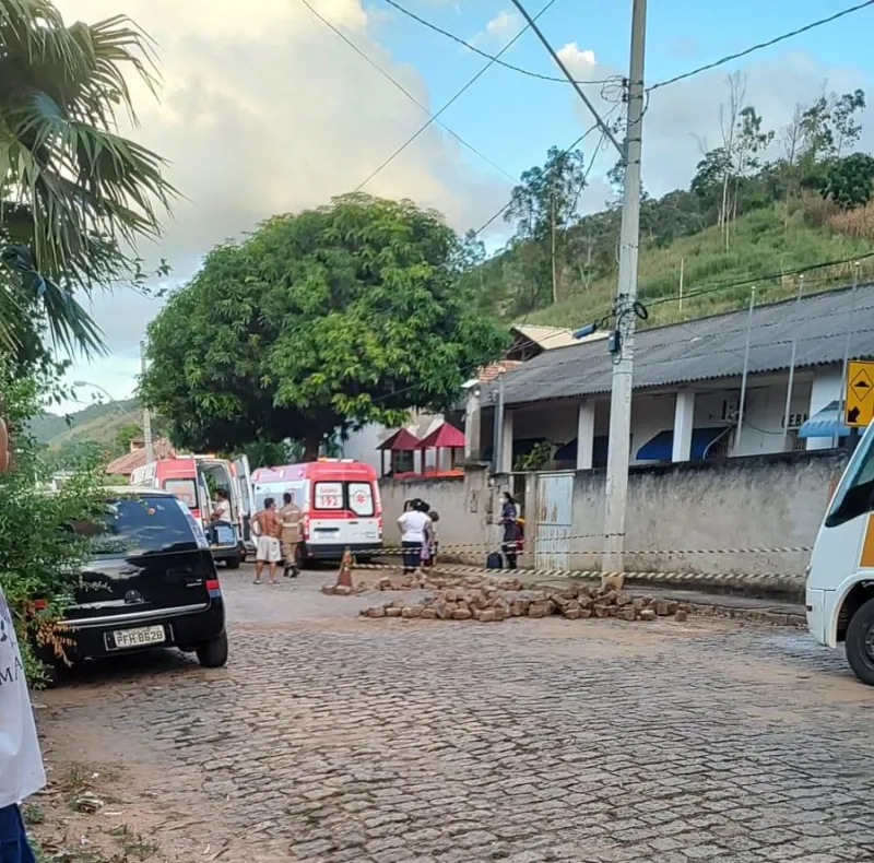 Vídeo: mais de 20 alunos da escola de Itapina passam mal após inalarem produto desconhecido e são levados para hospital