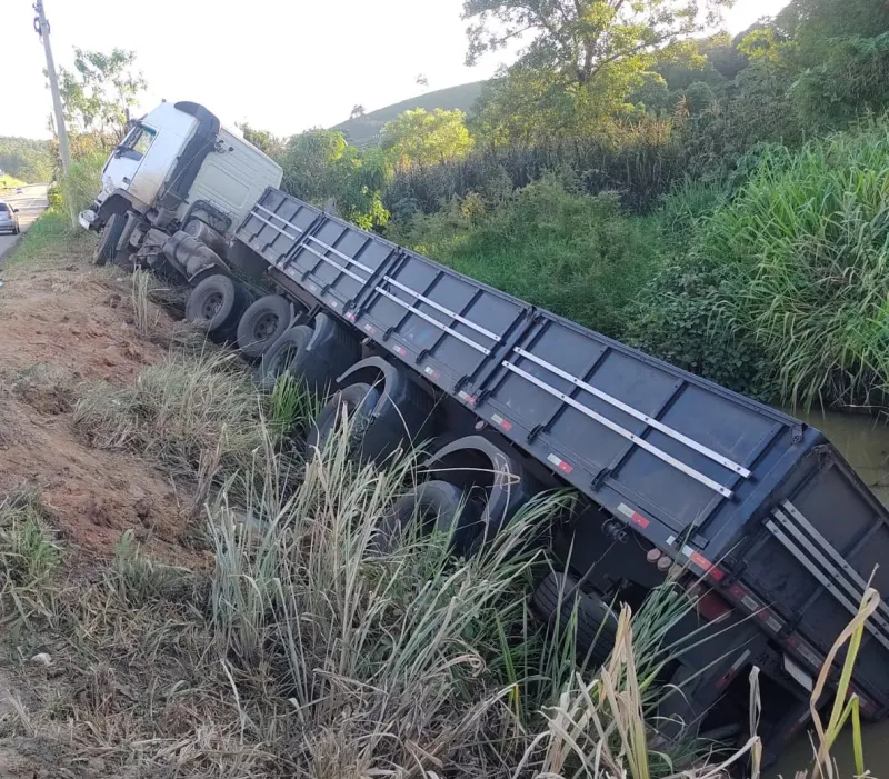 Vídeo: acidente entre caminhão e carreta é registrado na Reta Grande, interior de Colatina