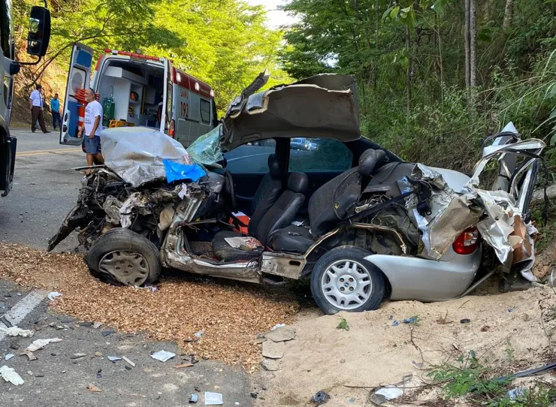 Motorista de carro tem braço arrancado em colisão contra ônibus escolar, em São Domingos do Norte. Quatro crianças ficaram levemente feridas