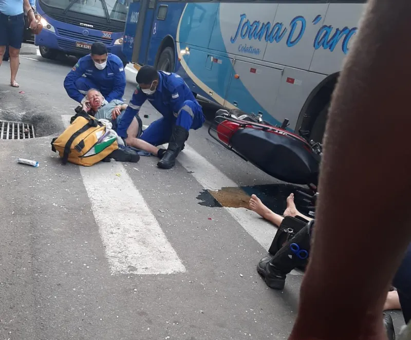 Acidente entre moto e ônibus deixa homem ferido no centro de Colatina