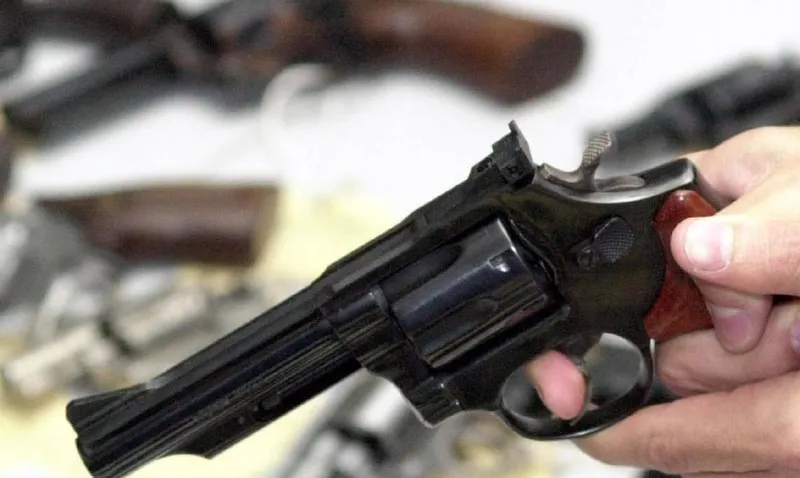 Suspeitos invadem residência e furtam 9 armas no bairro José de Anchieta, em Colatina