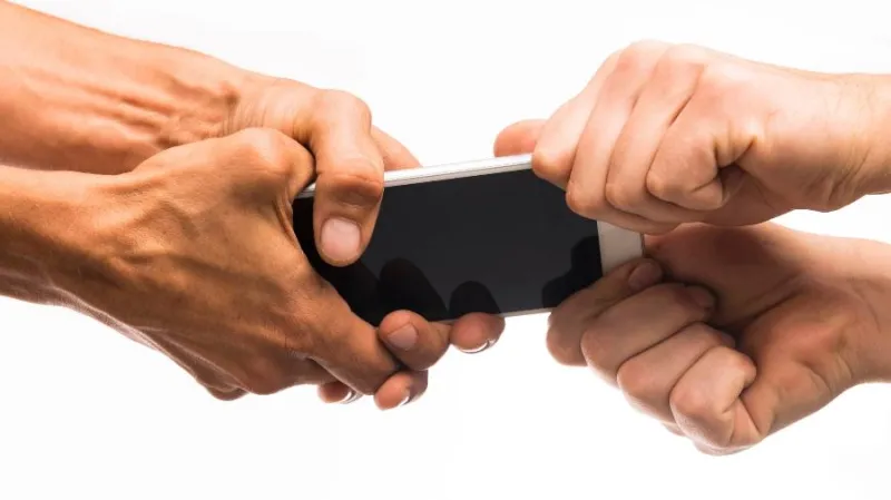 Dois homens são assaltados no bairro São Silvano e comércio é furtado no Carlos Germano Naumann, em Colatina