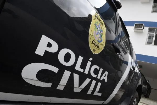 Caminhão atinge viatura da Polícia Civil em Colatina; motorista diz que veículo estava no ponto cego