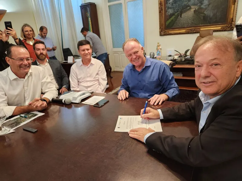 Governador Casagrande ao lado do prefeito Guerino autoriza a pavimentação da estrada de São Pedro Frio