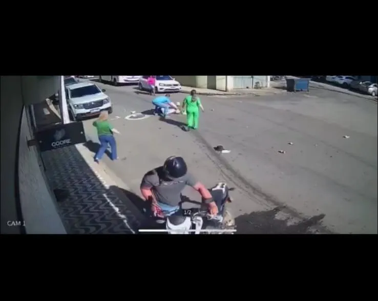 Vídeo: Idoso é atropelado e motociclista sai sem prestar socorro no bairro Esplanada, em Colatina