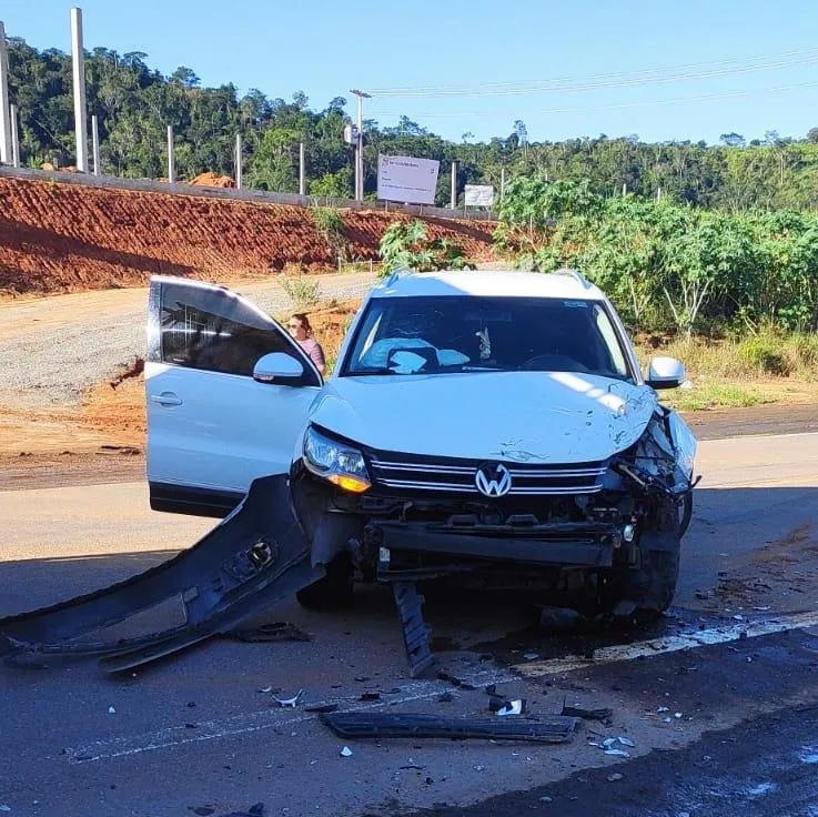 Acidente entre dois automóveis deixa dois feridos em Colatina