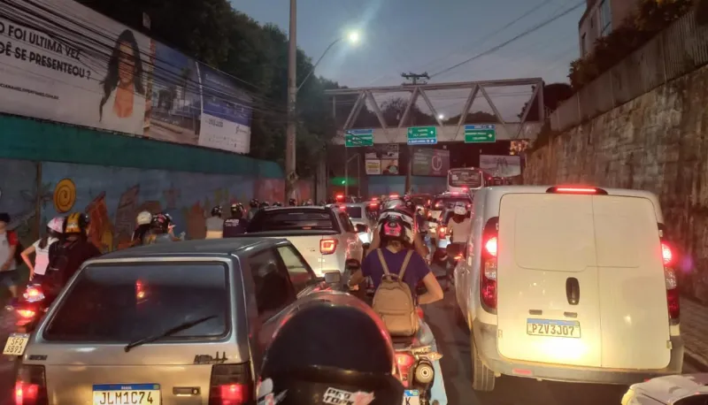 Vídeo: colisão entre carro e moto causa confusão em cima da ponte e enorme congestionamento em Colatina