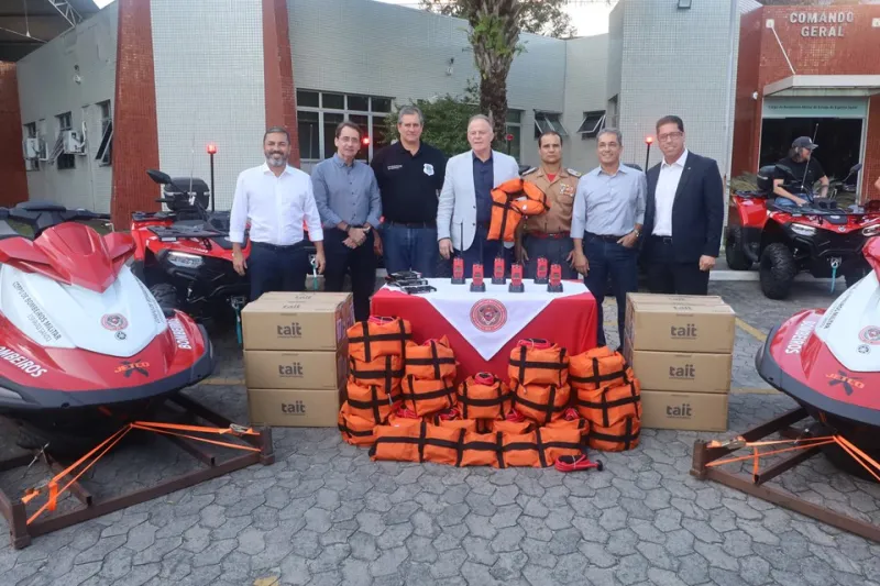 Governador Renato Casagrande entrega equipamentos para Corpo de Bombeiros