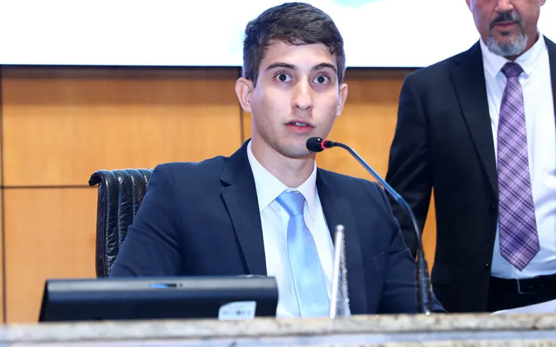 Multado em blitz com carro oficial, deputado colatinense se livra de uma das denúncias