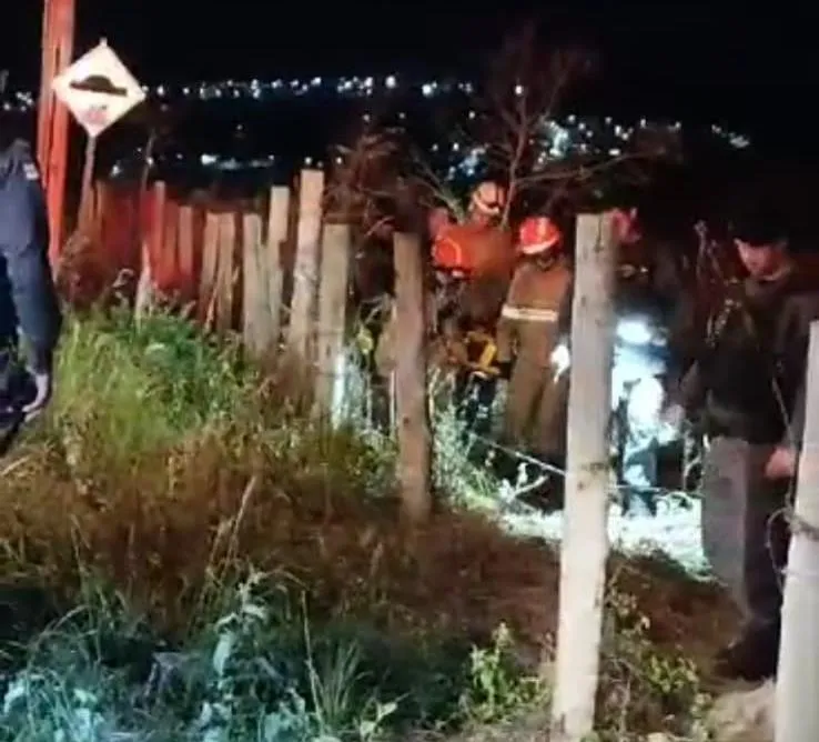 Vídeo: motorista perde controle da direção e cai em ribanceira de aproximadamente 100 metros, em Colatina