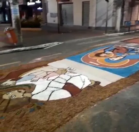 Bispo celebra na catedral de Colatina nesta quinta-feira (8). Veja vídeo do Tapete de Corpus Christi, na Avenida Getúlio Vargas