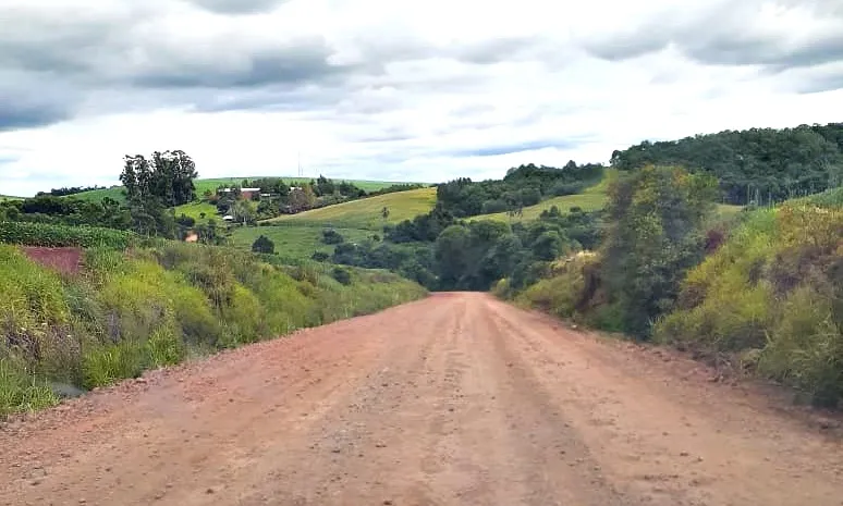 Motorista cai em lago após desviar de carro na contramão no interior de Colatina