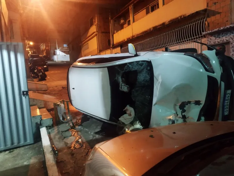 Motorista colide contra dois automóveis estacionados e foge do local na madrugada deste domingo (2), em Colatina