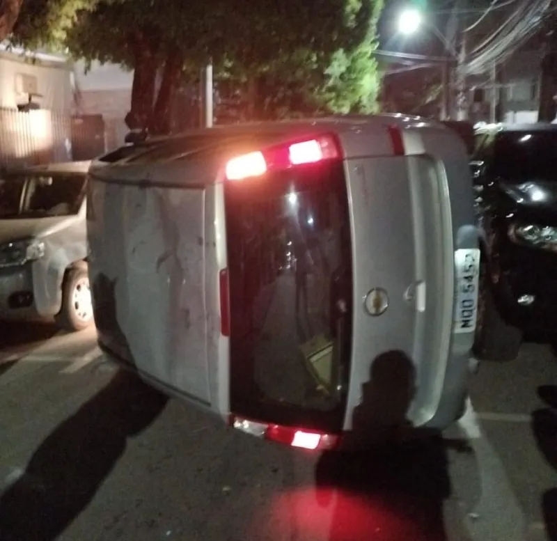 Motorista perde controle de carro, bate em outros sete veículos e capota no centro de Colatina