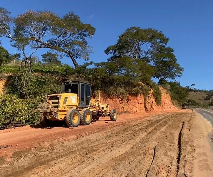 Prefeitura de Colatina inicia aplicação de Revsol em estrada do interior