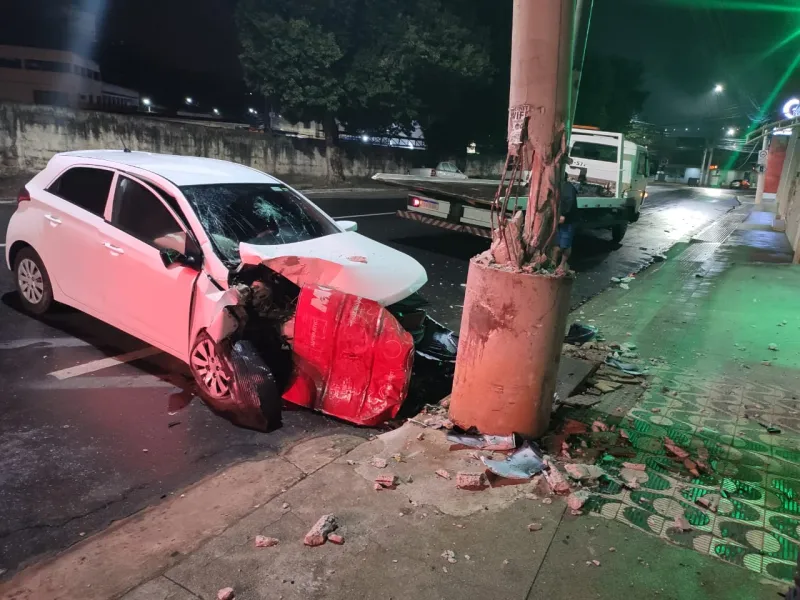 Motorista embriagada colide contra poste e acaba detida em Colatina