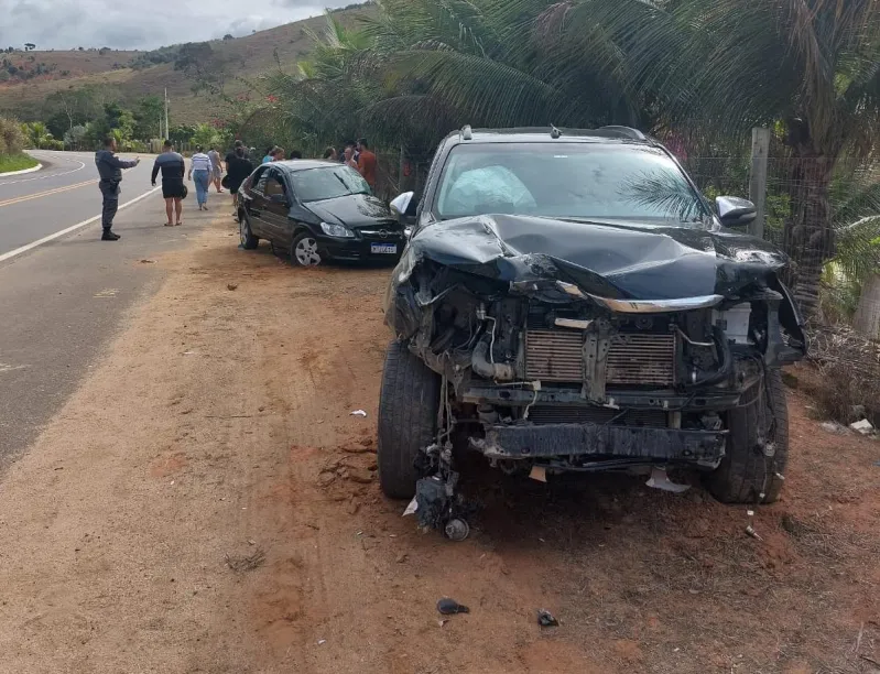 Motorista faz manobra, atravessa rodovia lentamente e causa acidente em Colatina