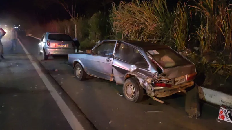 Vídeo: motorista colide contra carro parado em acostamento e capota na ES 080, em Colatina
