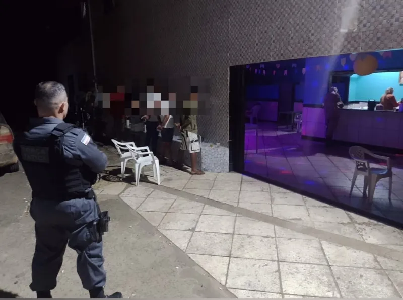 Polícia Militar fiscalizou e realizou abordagens em bares no bairro 15 de Outubro e próximo a rodoviária em Colatina