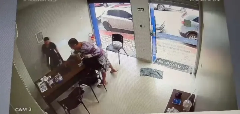 Vídeo: loja é assaltada no centro de Colatina