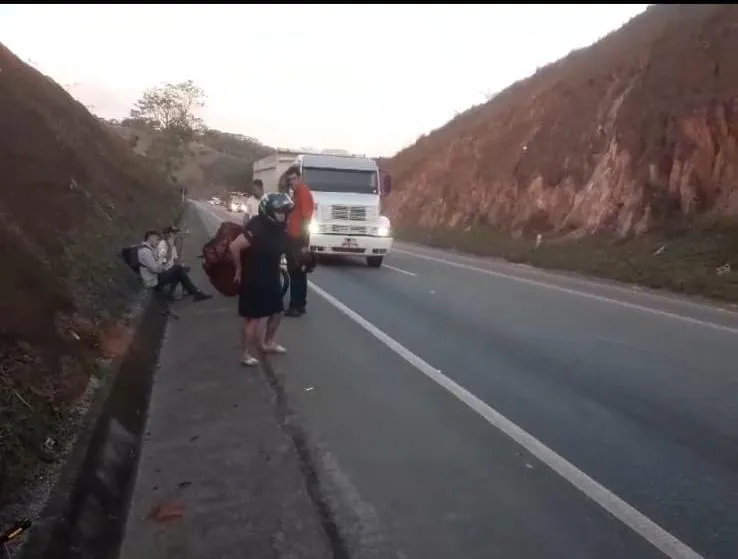 Vídeo: motociclista tenta ultrapassar entre duas carretas em pista dupla e sofre acidente na BR 259, em Colatina