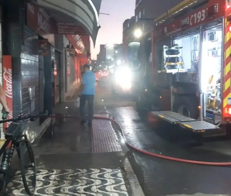 Vídeo: fritadeira elétrica causa incêndio em lanchonete no centro de Colatina