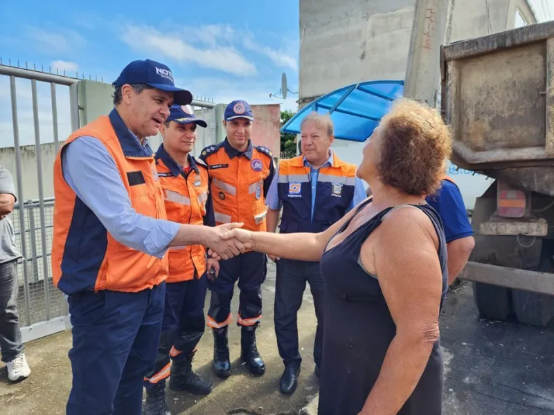 Governo do Estado entrega 1.500 telhas a moradores dos cinco bairros de Colatina mais afetados pelos fortes ventos e chuvas