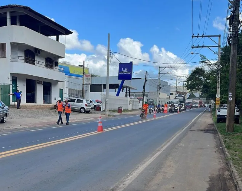 Obras de macrodrenagem no bairro Carlos Germano Naumann foram retomadas nesta semana, trânsito em pare e siga