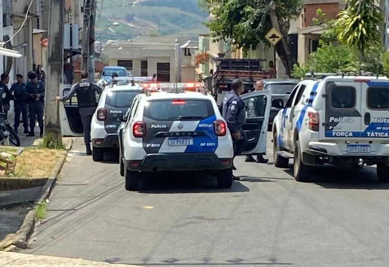 Colisão entre carro dirigido por pai de suspeito de tráfico detido e viatura chama atenção após ação policial em bairro de Colatina