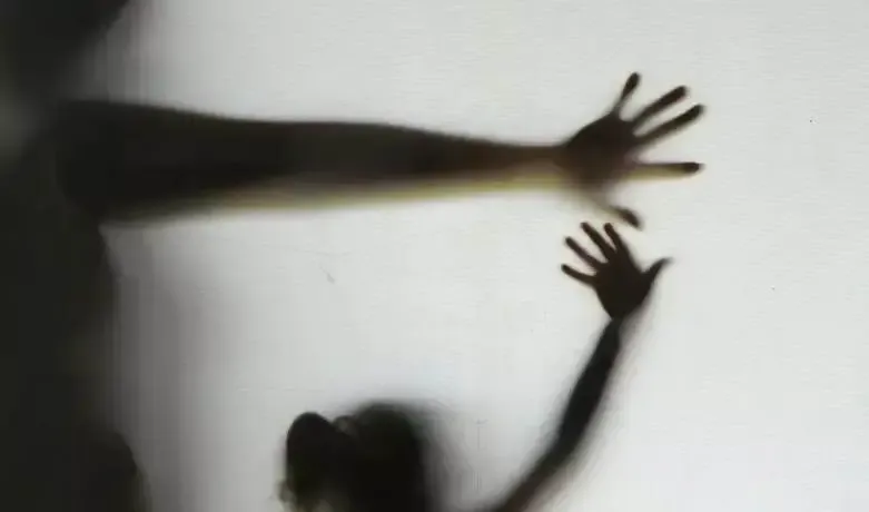 Pais de criança agredida em Colatina anunciam internação do filho com transtorno de pânico após sofrer maus-tratos da babá
