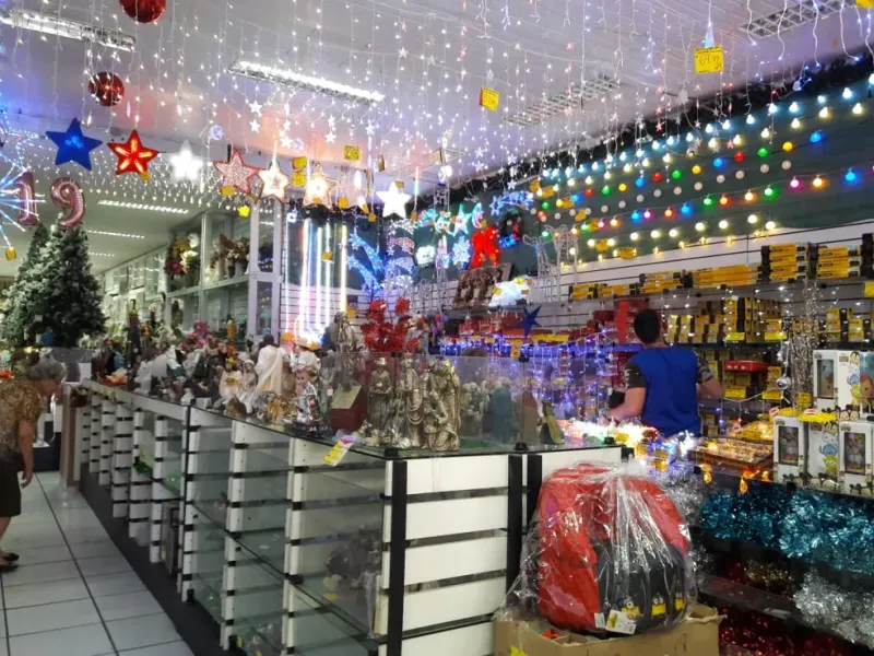 O Natal chegou para os lojistas de Colatina; em poucos dias as vitrines estarão totalmente enfeitadas