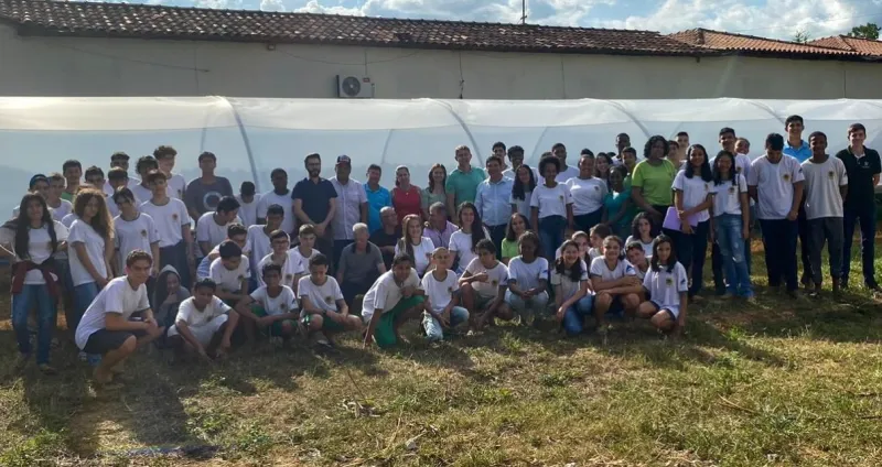 Associação Escola Família Agrícola de Marilândia recebe de Linhares terreiro suspenso com estufa
