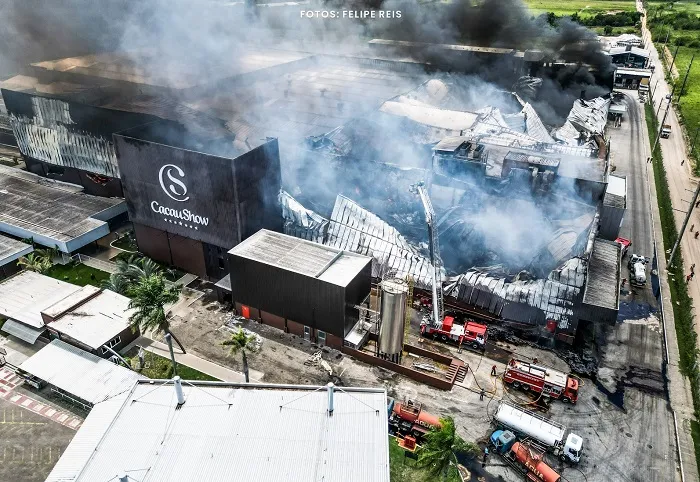 Após incêndio em fábrica, Cacau Show estuda alternativas para 387 trabalhadores em Linhares.