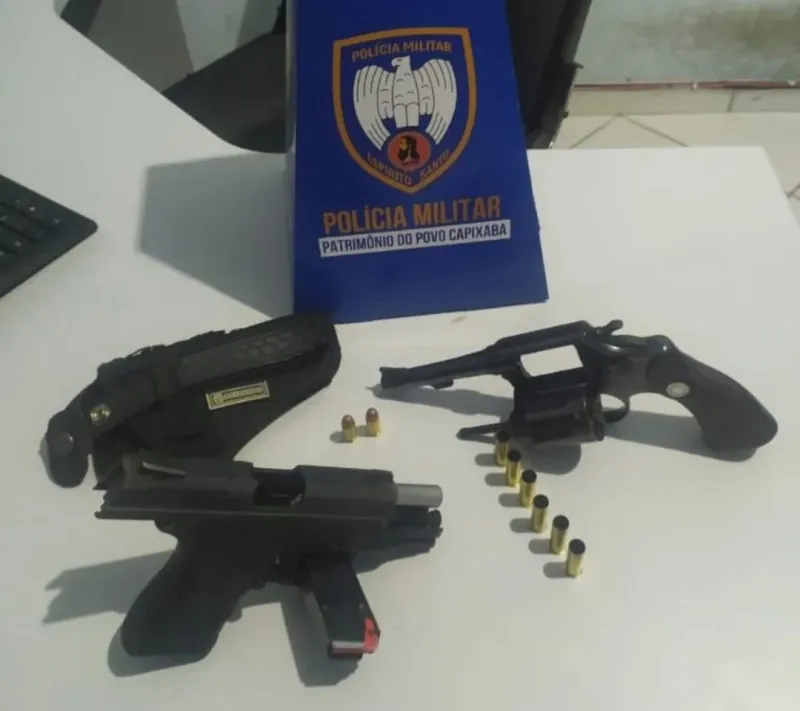 Homens são presos atirando com pistola e revólver em placas de sinalização em Baixo Guandu