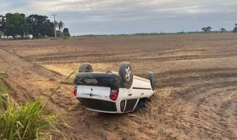 Homem morre após carro capotar na rodovia que liga Regência a Linhares