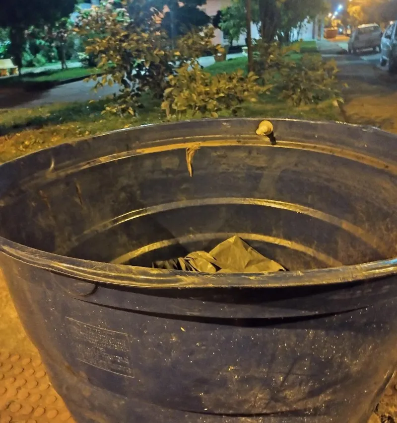 Constrangimento e desrespeito: caixa d’água onde corpo de jovem assassinada foi escondido aparece em praça pública, em Colatina