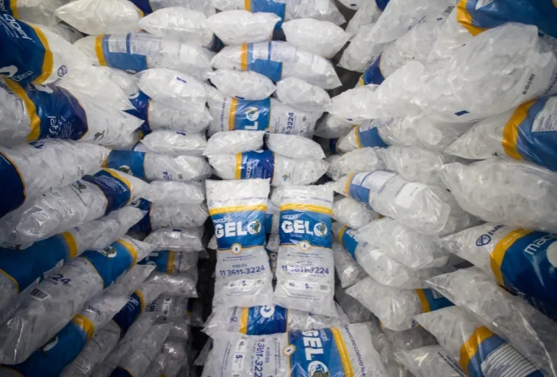 Comércio de gelo vê demanda dobrar em meio ao calorão em Colatina