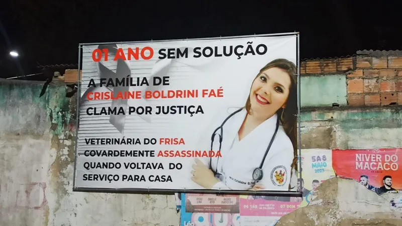 ‘1 ano sem solução’; outdoor no Centro de Teixeira de Freitas pede justiça por assassinato de Crislaine Faé, natural de Rio Bananal