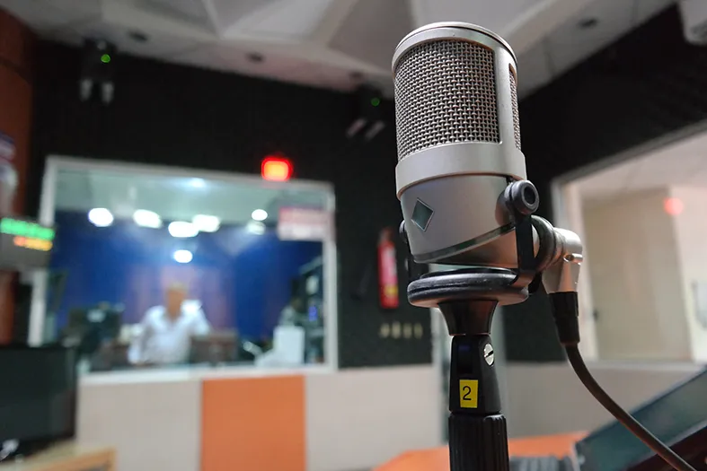 Produtor musicial que não compareceu a gravação deve indenizar cantora, em Pancas