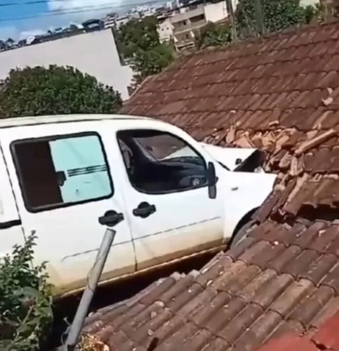Carro de prefeitura cai sobre telhado de residência em Vila Valério
